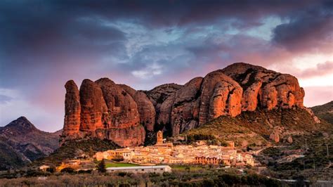 日の出のアグエロ村、ウエスカ、アラゴン、スペイン | Voyage espagne, Espagne, Voyage