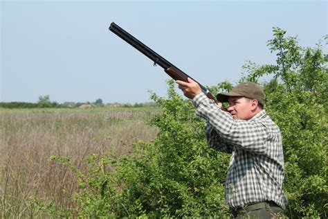 Hunter hunting wild duck stock image. Image of duck, outdoor - 19672809