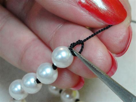 How to Knot Pearls | Bisuteria pulseras, Hacer bisuteria, Pulseras