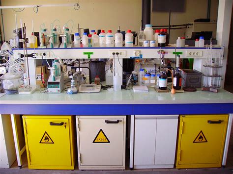 Chemistry laboratory, detail | Fr : Paillasse et sa verrerie… | Flickr
