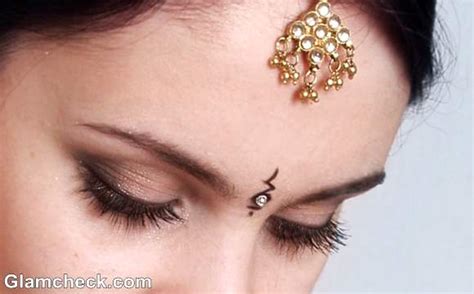 Traditional & Contemporary Bindi Styles For Indian Women