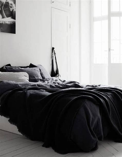 Secrets to Styling a Messy Bed | Bedroom black, White apartment, Black white bedrooms