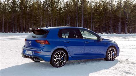 2022 Volkswagen Golf R Is An Excellent Ice Dancer