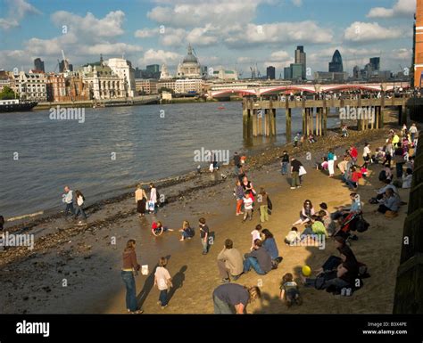 Thames beach london hi-res stock photography and images - Alamy