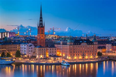 晚上在瑞典首都斯德哥尔摩老城区的 gamla stan 的 Riddarholmen 风景高清摄影大图-千库网