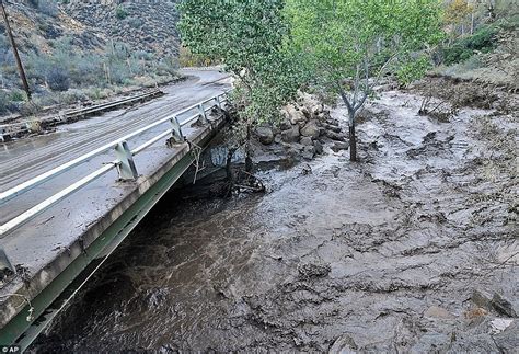 California flash floods cause chaos as 5ft-deep mud engulfs cars | Daily Mail Online