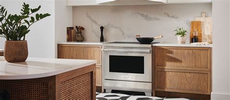 Wolf 36" Professional Induction Range (IR36550/S/P)