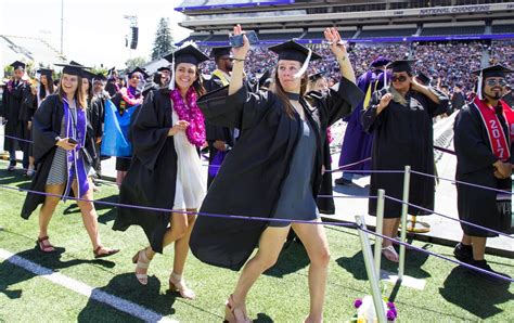 University of Washington students celebrate graduation day | The Seattle Times