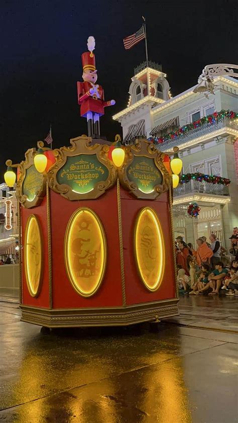 The Disney World Christmas parade returns to normal - KennythePirate.com