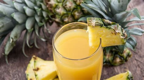 ¿Qué beneficios tiene el jugo de piña con mango?