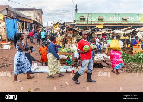 Kampala market hi-res stock photography and images - Alamy