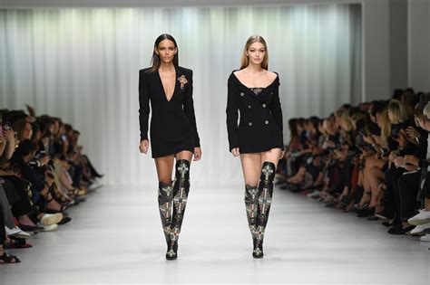 Versace Spring 2018’s Supermodel Runway Reunion: Naomi Campbell, Cindy Crawford, and Carla Bruni ...