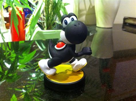 I painted a custom Black Yoshi Amiibo : amiibo