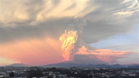 Calbuco volcano plinian eruption day 1. No time lapse - YouTube