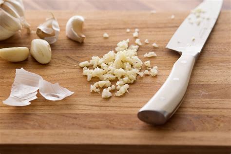 How to Mince Garlic