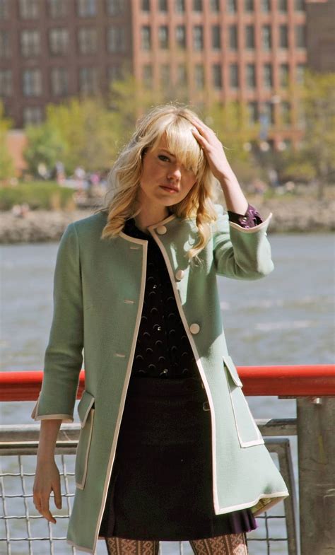 New Photos Show Emma Stone In Gwen Stacy's Infamous Green Coat | Emma ...