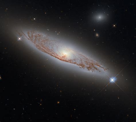 Hubble Looks at Stunning Spiral Galaxy: NGC 5037 | Sci.News