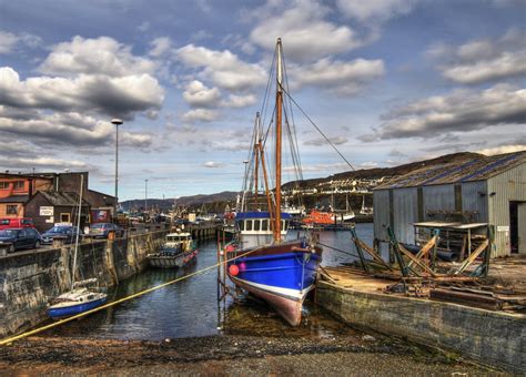 Mallaig Harbour | HDR creme