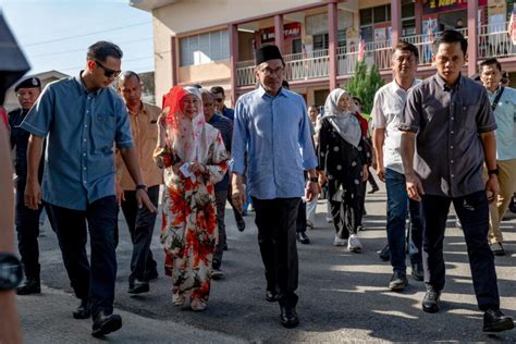 PHOTO GALLERY : PM ANWAR ARRIVES TO CAST HIS VOTE DURING STATE ELECTION