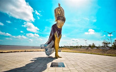 Así se ve la enorme estatua de Shakira en Barranquilla