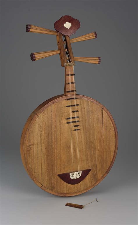 Lute (yueqin) | Museum of Fine Arts, Boston