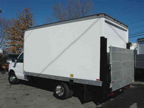 Ford 15 FT BOX TRUCK / LIFT GATE / DIESEL (2005) : Van / Box Trucks