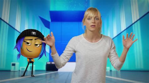 Anna Faris plans her escape as jailbreak in "The Emoji Movie"