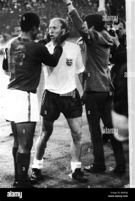 Bobby charlton 1966 portugal hi-res stock photography and images - Alamy