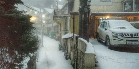 Mussorrie Receives Snowfall on Holi After 19 Years & it's a Delight to Watch