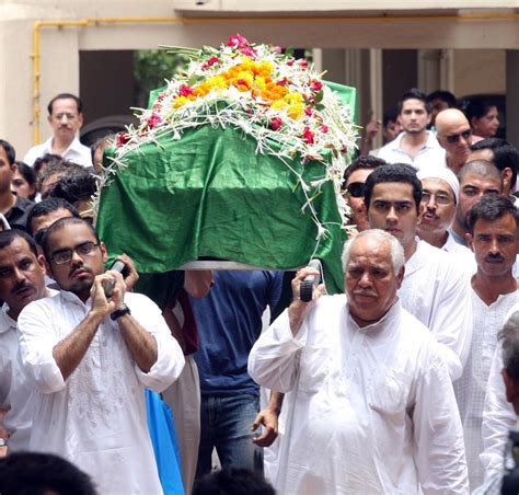 Dilip Kumar Funeral Photos - Dilip Kumar at Yash Chopra Funeral, Yash ...