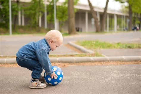 What Age Can a Child Play Outside Unsupervised?