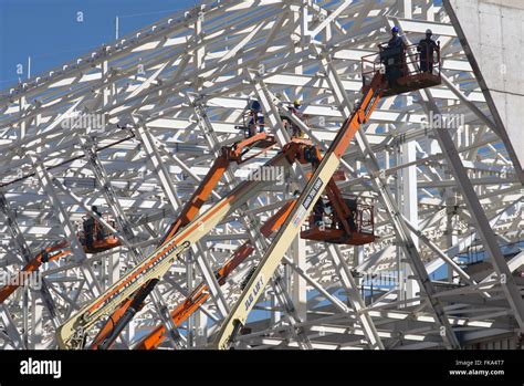 Operatives in the work of construction of the stadium Arena Corinthians ...