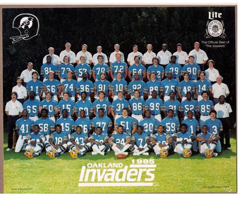 1985 USFL Oakland Invaders team photo - facsimilie signatures on back ...