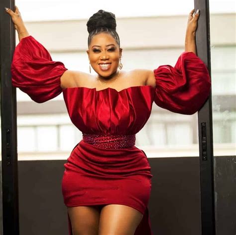 Moyo Lawal: Instagram buff who gladly flaunts her figure 8, dazzles on ...