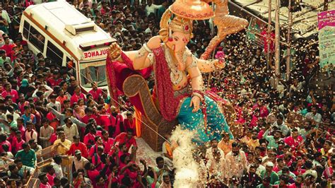 Ganesh Chaturthi 2022 celebrations see massive turnout in Mumbai, netizens say 'better than ...