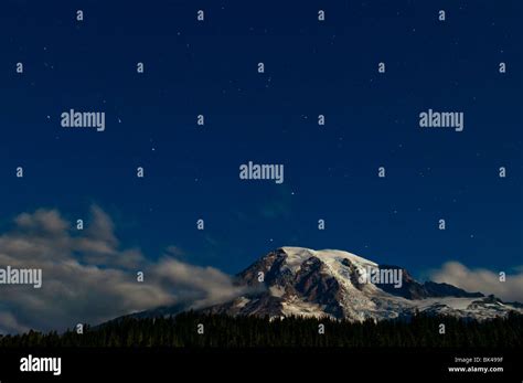 Night shot of Mount Rainier with stars in the night sky Stock Photo - Alamy