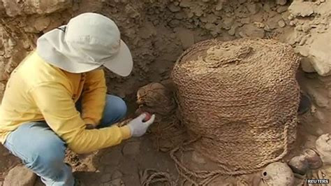 Ancient mummies found in Lima suburb - BBC News