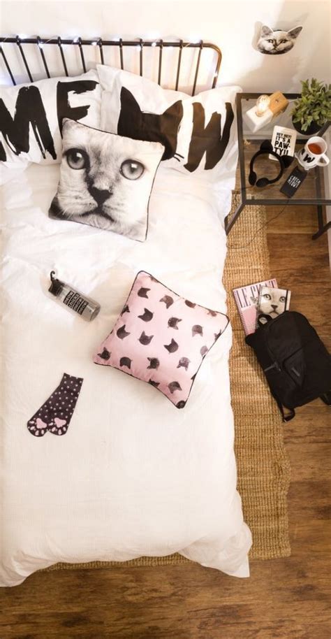 Cat-Themed Bedroom Decorating Ideas (30+ Ideas for Cat Lovers)