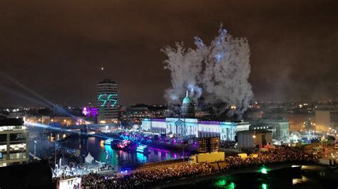 New Years Eve fireworks at Custom House, Dublin, Ireland (2020) - YouTube