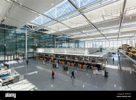 Passenger check in at terminal 2 departures hi-res stock photography ...