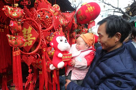 Different Spring Festival habits in north and south China