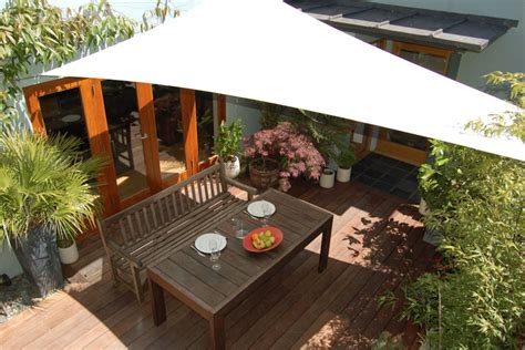 Choosing a Retractable Awning: 'Covering' All The Options