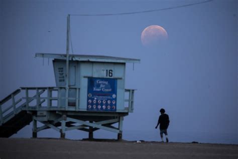 Photos: A super flower blood moon blossoms over Earth