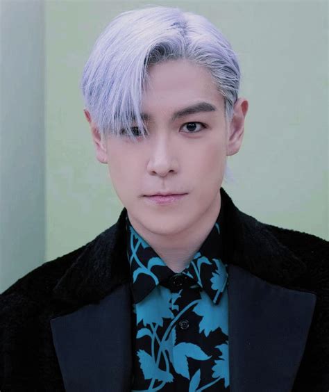 T.O.P (BIGBANG) bất ngờ xuất hiện tại Versace Thu Đông 2023