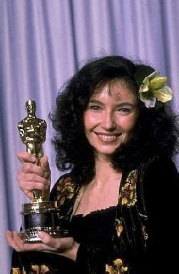 Mary Steenburgen holding Oscar | Celebrities, Best actress, Actor studio