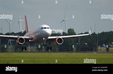 EasyJet Airbus A320 landing Stock Video Footage - Alamy