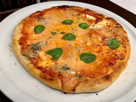 Pizza Quattro Formaggi von moppeldiefischin| Chefkoch