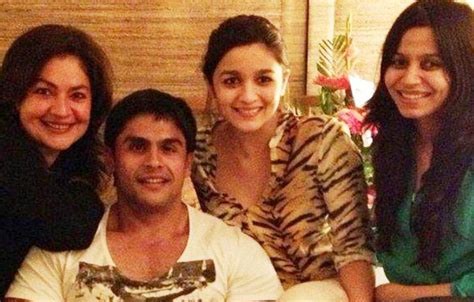 Actress And Singer Alia Bhatt Family Picture