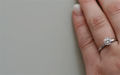 File:Diamond engagement ring on woman hand 6313.jpg - Wikipedia