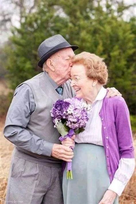 20 Adorable Pictures Of Elderly Couple Prove That True Love Never Ends